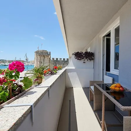 Stella Old Town Trogir, With Balcony トロギール