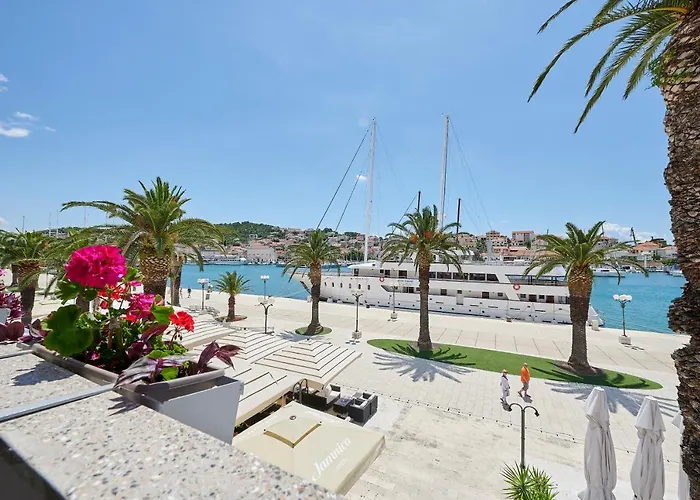 Stella Old Town Trogir, With Balcony شقة تروغير
