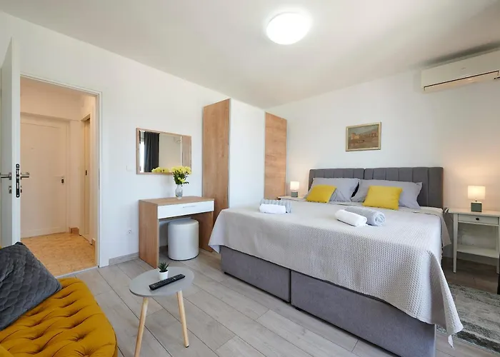 Stella Old Town Trogir, With Balcony شقة تروغير