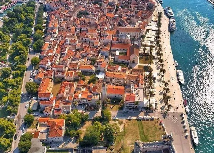 Stella Old Town Trogir, With Balcony شقة تروغير