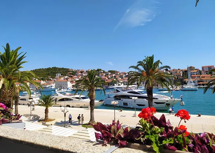 Stella Old Town Trogir, With Balcony شقة تروغير